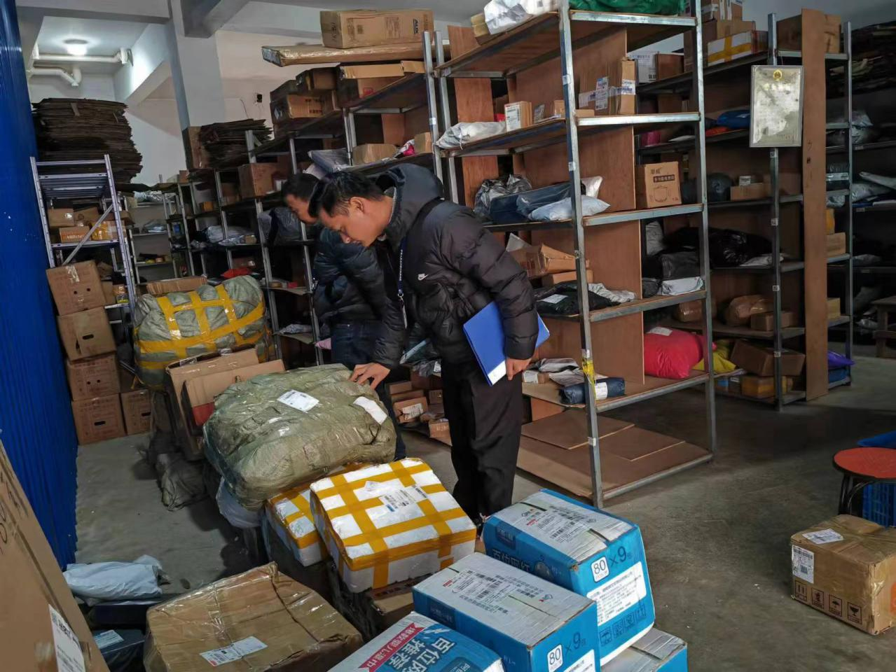 丘北县烟草专卖局专卖稽查人员在元旦期间开展物流寄递检查。李正雄摄