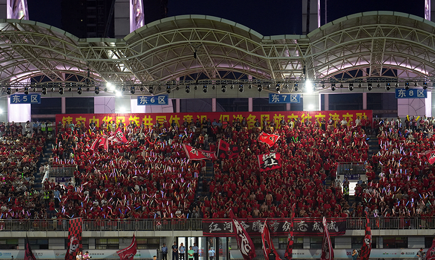 【1】红河队主场气氛热烈。开远市融媒体中心供图