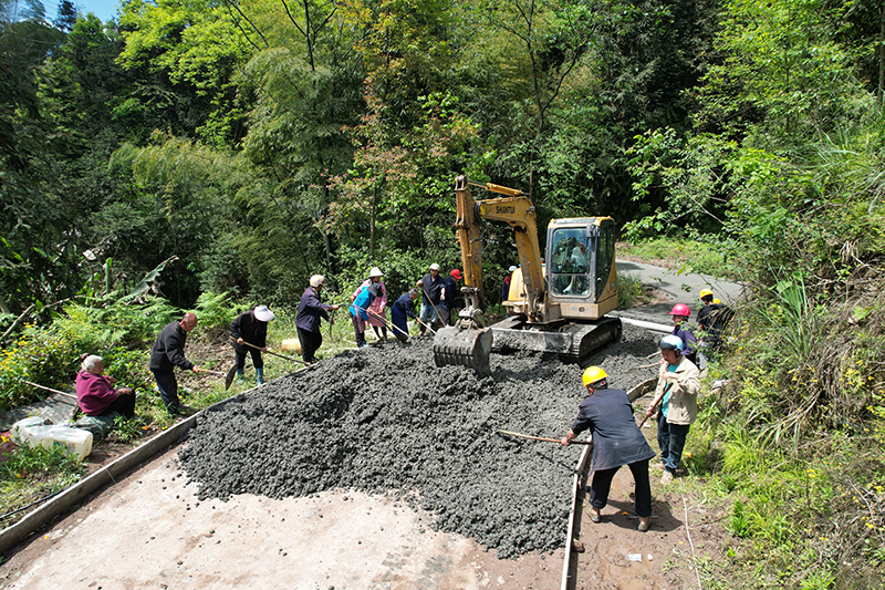 正在建設中的興隆鄉興隆村三合頭至二坪上鄉村道路（航拍拍攝於2026年4月17日）