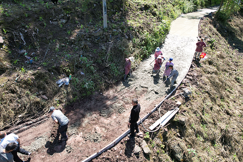 鹽井鎮仁和村白果樹至砂鍋廠道路修繕項目建設中（航拍拍攝於2026年4月17日）