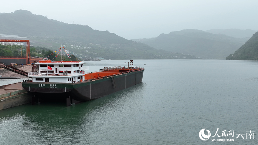 【图1】目前长江上游载重吨位最大的纯甲醇动力散货船“达康18”号。孙贵波摄