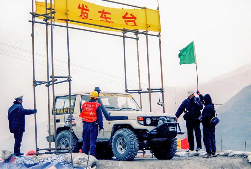 2004年车赛现场。