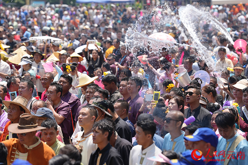 4月12日，孟连县泼水节在娜允广场启幕。人民网记者-虎遵会摄