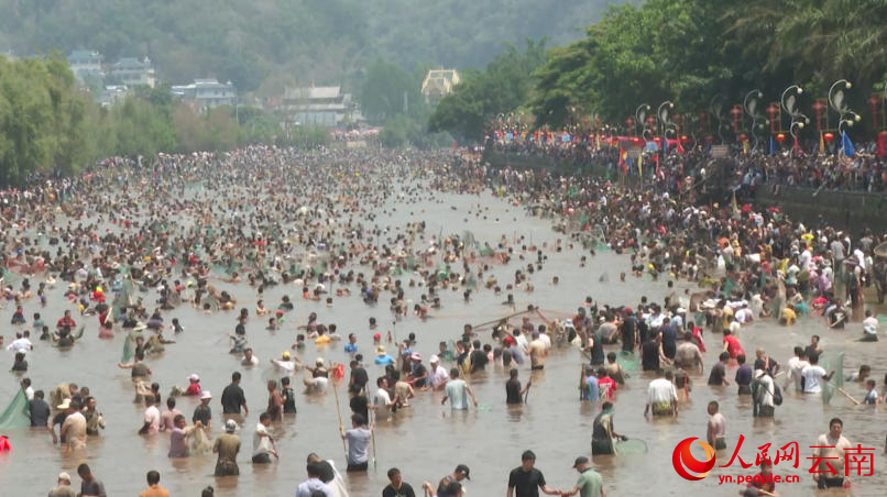 孟连神鱼节万人摸鱼现场。（资料图）人民网记者 虎遵会摄