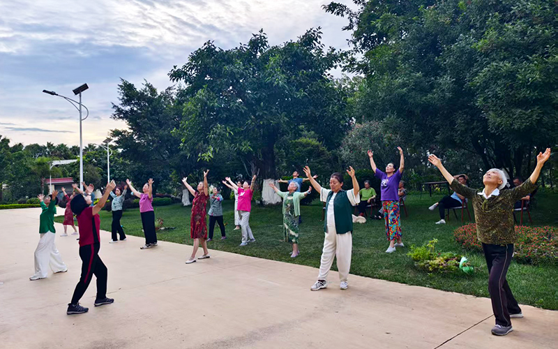 雲南博康彌勒養生護理院組織旅居養老者做養生操。受訪者供圖