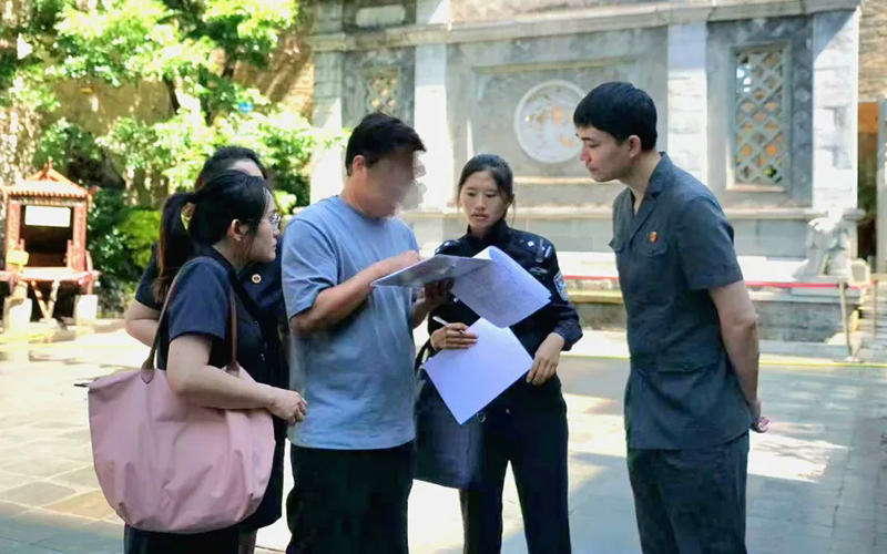 干警对案涉商铺进行现场勘查。