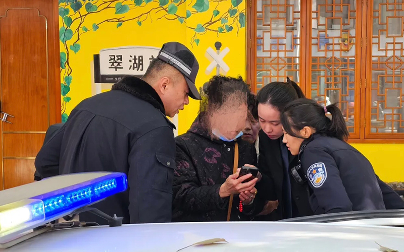 干警开展现场调查工作。