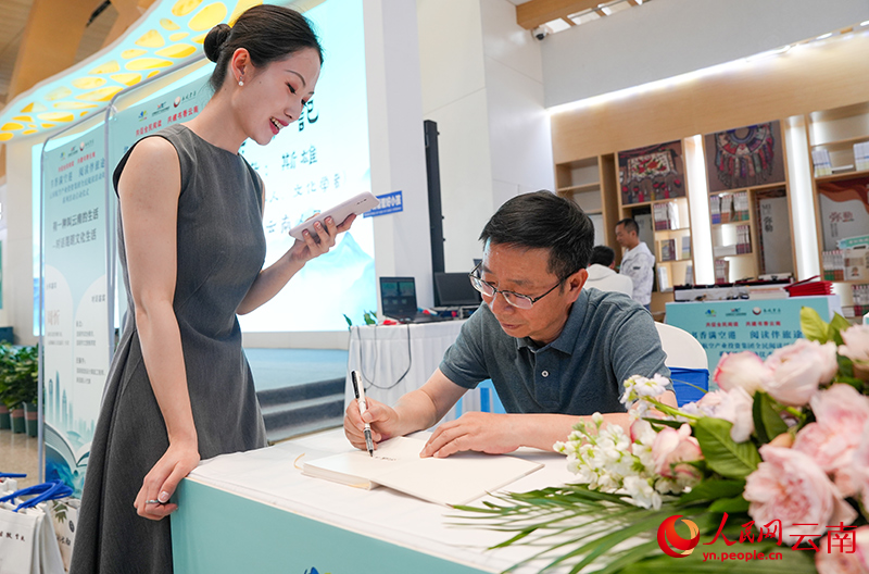 4月23日下午，斯雄携新作《滇行记》与旅客分享创作故事，并现场签名留念。人民网记者 虎遵会摄