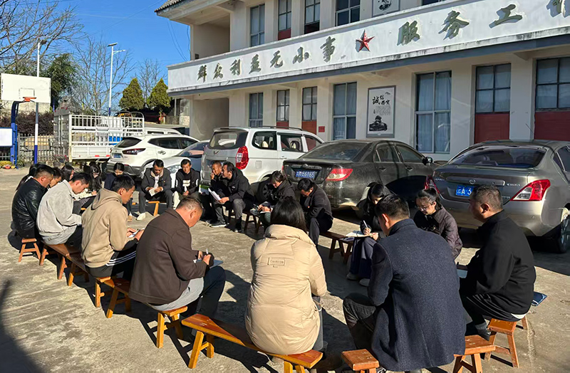 圖片注釋：縣委“一根絲”宣講團成員在翁堵鎮開展黨的二十屆四中全會精神宣講﹔圖片來源：劉飛