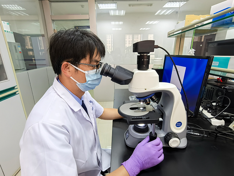 孔维栋提取现场生物检材。