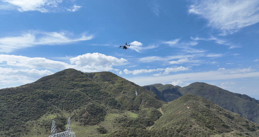 昭通供电局搭建起“空中物流通道”，让物资“飞”越高山林海，精准直达作业面2。贾理要摄