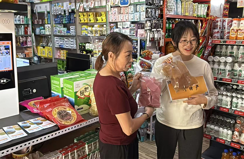营销人员协助客户开展农特产线上直播。曹馨元摄
