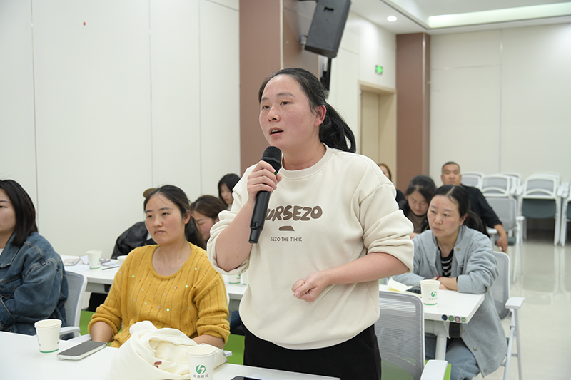企业人力资源经理向“用工把脉”服务队咨询劳动争议预防问题。魏嘉成-摄