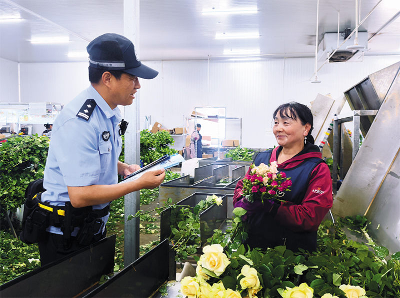 姚安县公安局光禄派出所民警走进辖区花卉企业开展普法宣传。