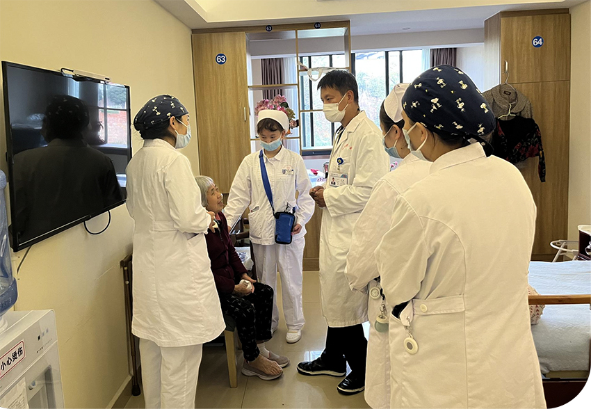 彌勒第一醫院內，醫護人員正在給入住醫康養中心的老人提供診療服務。受訪者供圖
