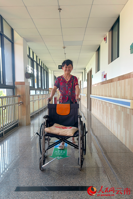 正在養老院走廊散步的陳靜。人民網記者 符皓攝