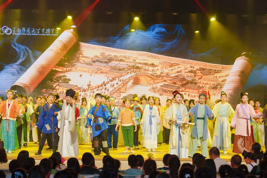 云南师范大学实验中学2026年校园文化艺术节文艺展演现场。云南师范大学实验中学验供图