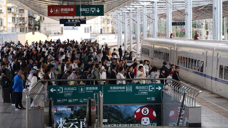 旅客在昆明站等待乘车。国铁昆明局供图