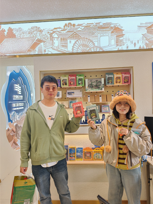 游客展示在文旅主题生态合作厅内购买的文创产品。