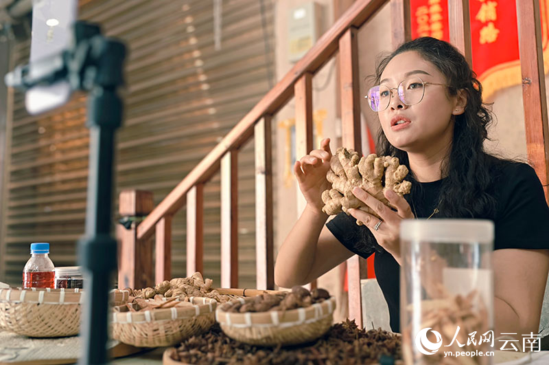 张帮露通过直播帮乡亲们销售土特产。人民网 尹馨摄