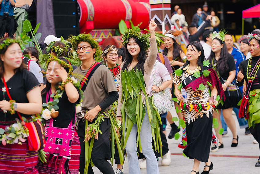 5月3日，雲南省西盟佤族自治縣上演了一場別開生面的“拍了萌”民俗巡游活動。西盟縣融媒體中心供圖