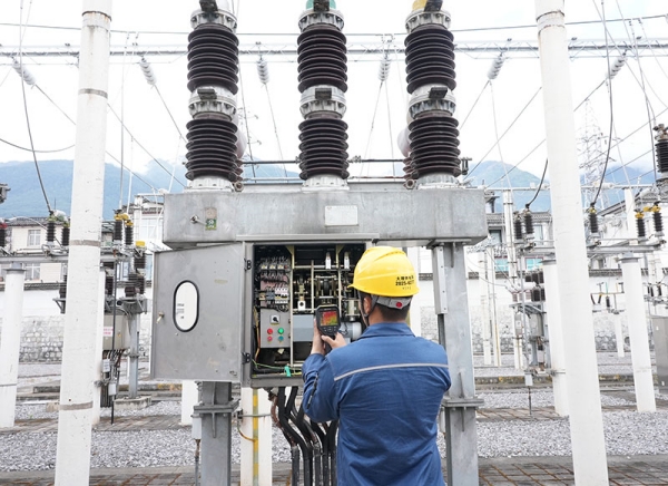 工作人員對變電站內設備進行測溫，排查故障風險，為“雙節”期間可靠供電筑牢基礎。 沙子鍵攝