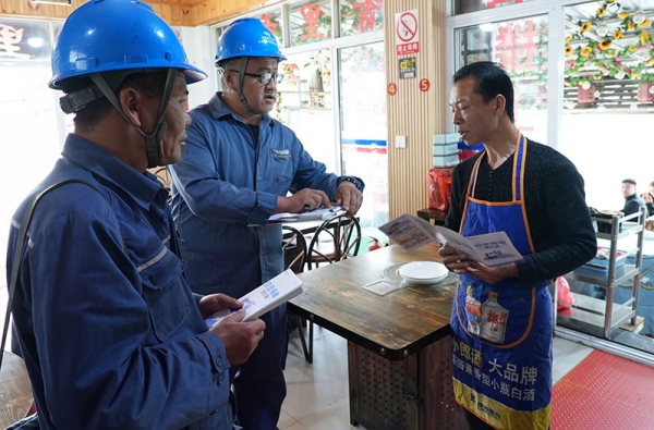 工作人員開展安全用電宣傳。沙子鍵攝