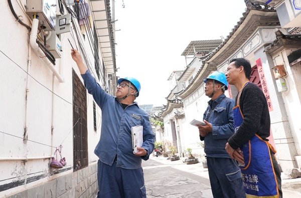工作人員排查商戶用電隱患。沙子鍵攝