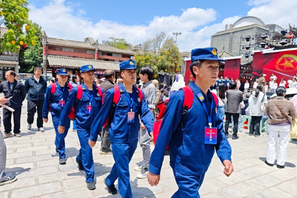 昭通古城辕门口消防站的队员们正在箭道广场，为晚上的汇演开展巡逻检查。 受访者供图