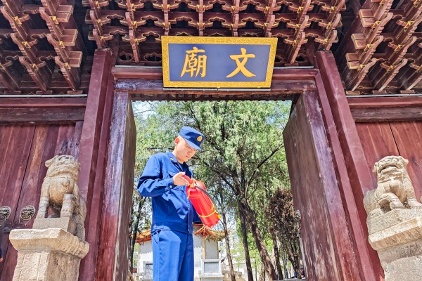昭通古城辕门口消防站专职消防员在文庙景区检查消防设施。 受访者供图