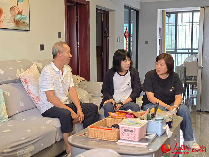 【3】社区工作人员到熊玉川家里探访。人民网-尹馨摄