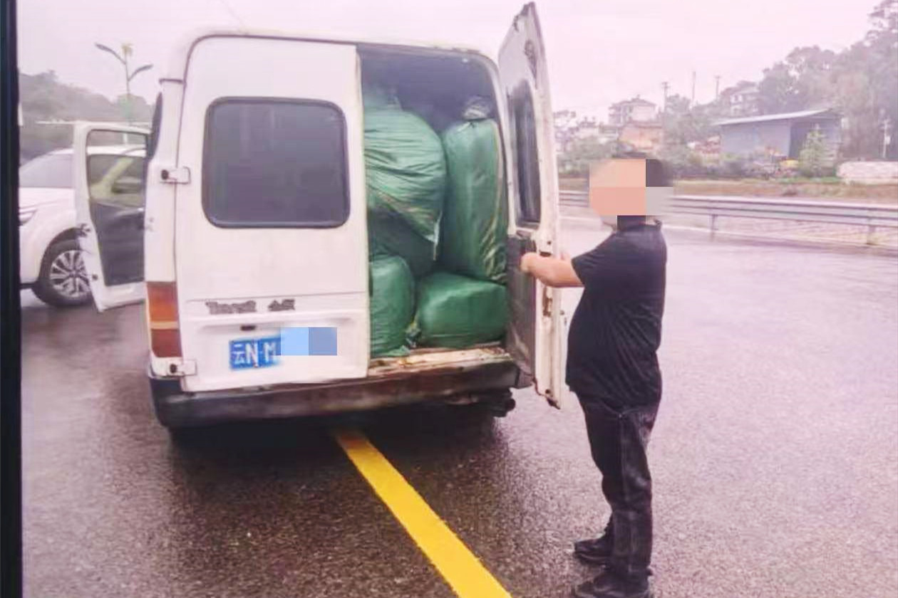 白色商务车上查获的烟叶。杨子庆摄