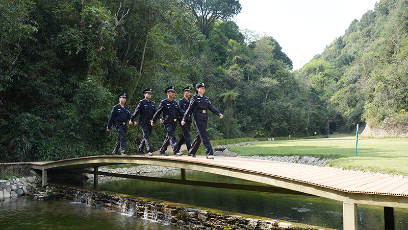 民警在雾漫云山景区巡逻。