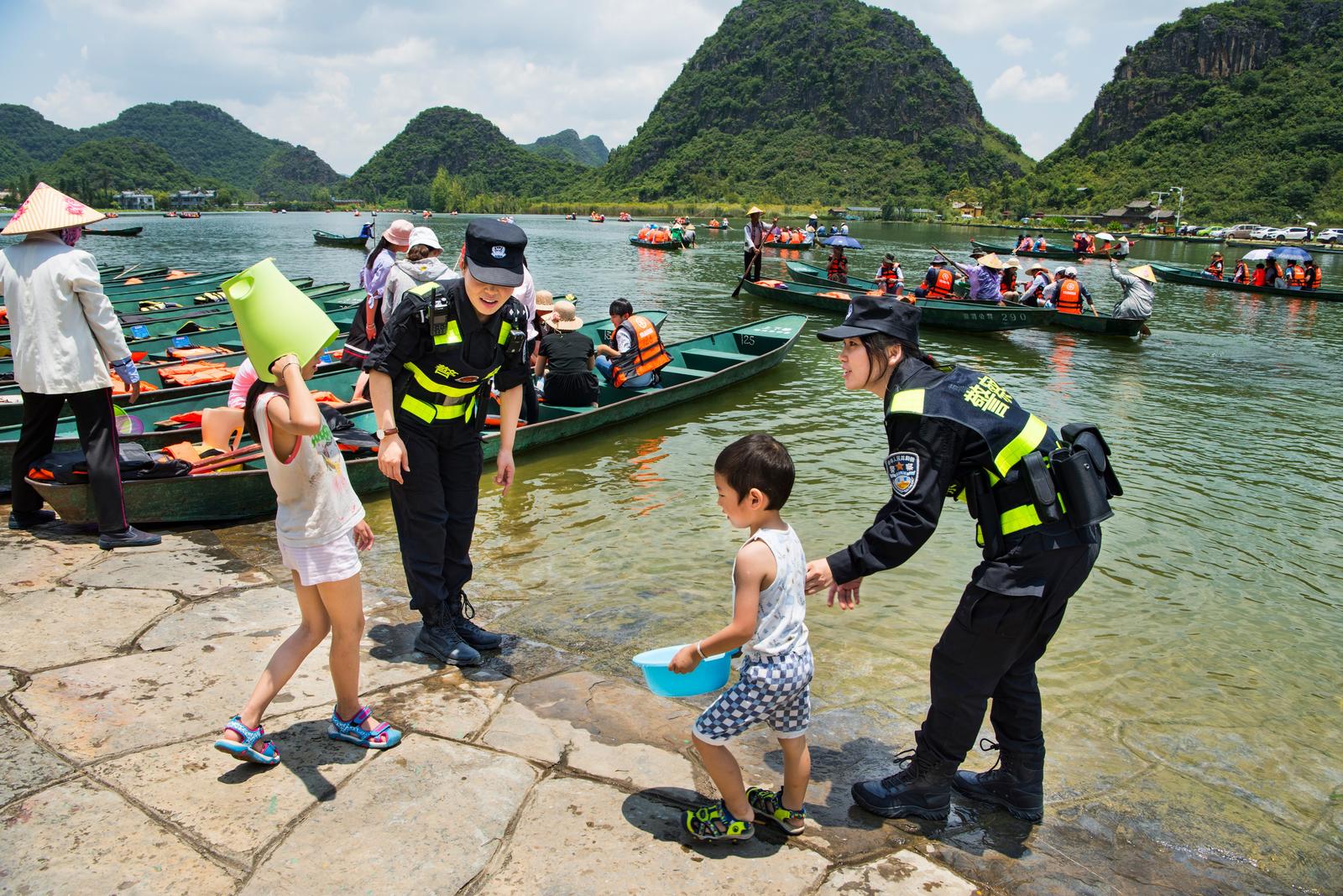 民警向戏水儿童开展防溺水宣传。