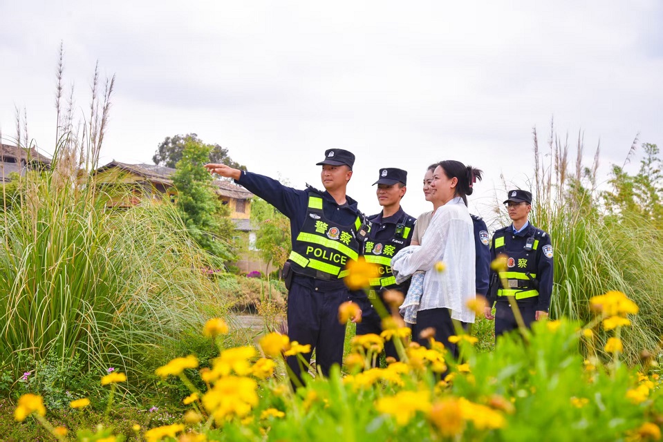 民警执勤中热情为游客指路。