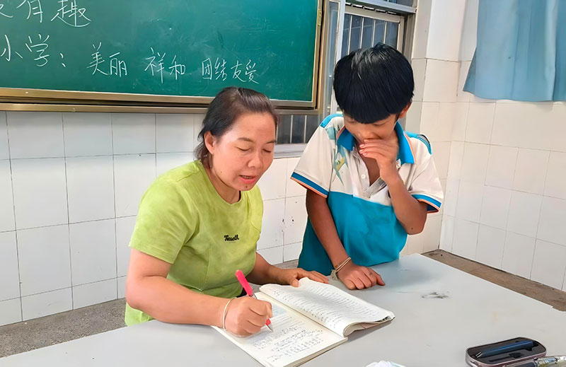 羅曉燕正在輔導學生作業。受訪者供圖