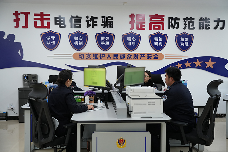 文山市反詐中心民警輔警開展反詐日常工作。