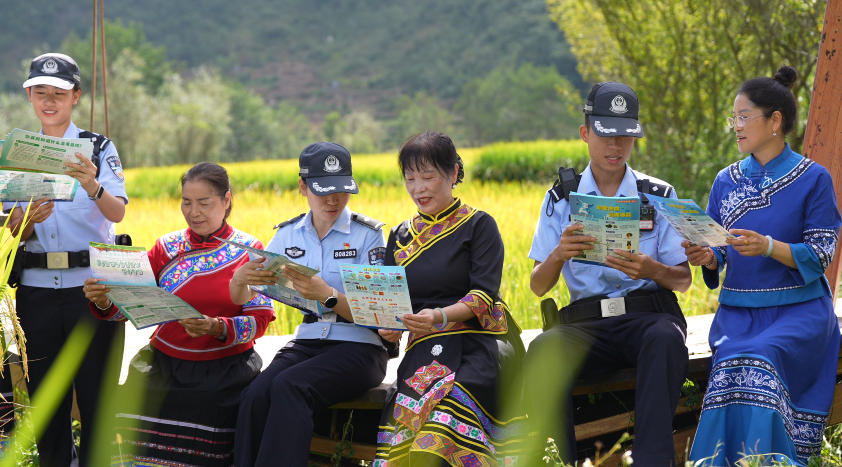 民警田间宣传护民安。