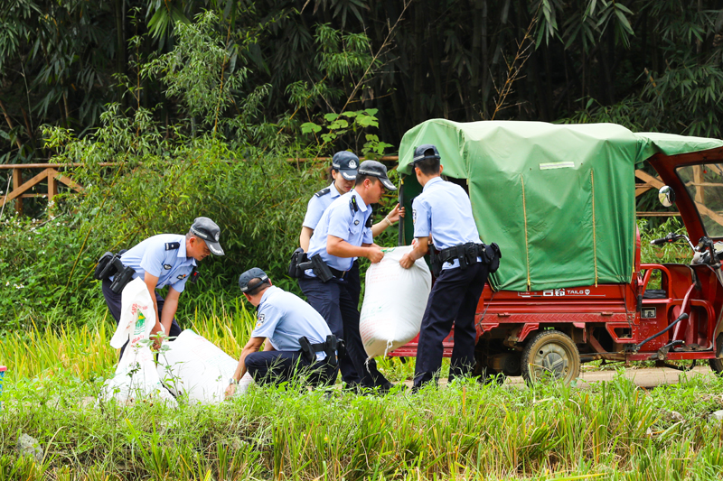 民警田间服务助农忙。