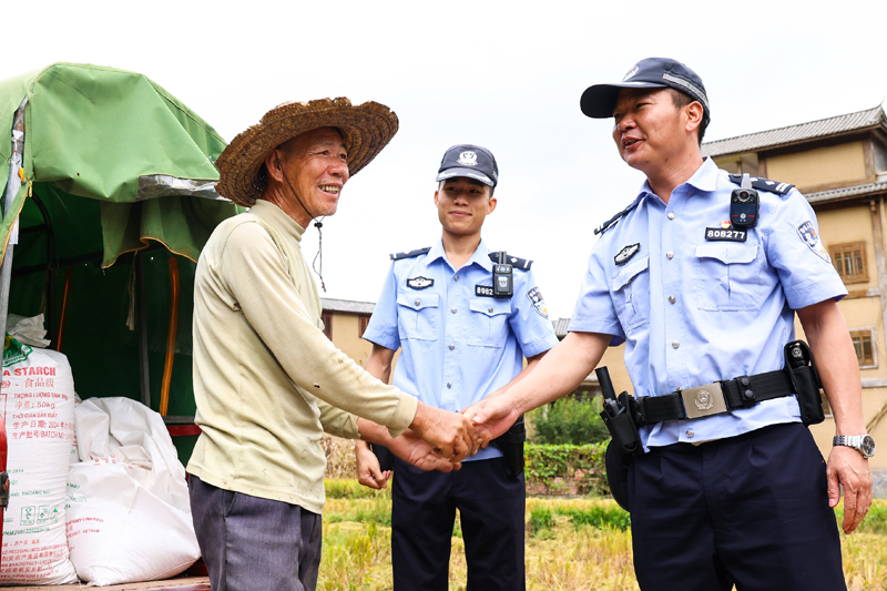 民警田间巡逻访民情。