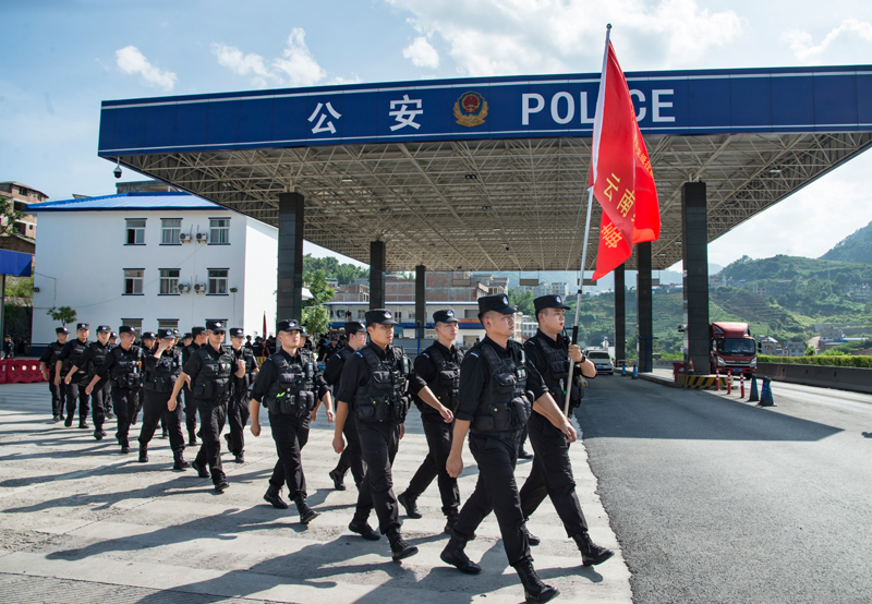 查缉民警组织日常团队训练。