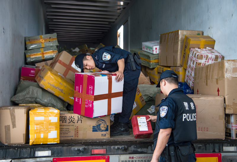 查缉中民警认真细致查验货物。