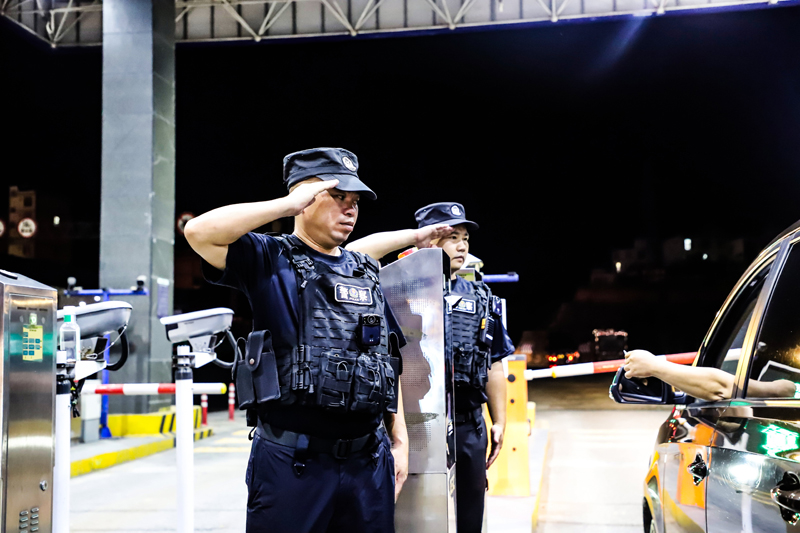 民警日常查缉工作中文明规范执法。