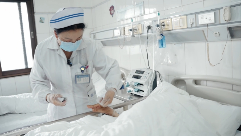 【1】昆明市第三人民医院艾滋病临床诊疗中心护士开展护理工作。云南省卫生健康委员会供图