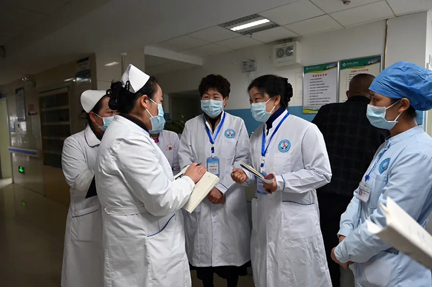 【3】云南省护理学会的专家团队深入剑川县人民医院进行帮扶指导。剑川县人民医院供图