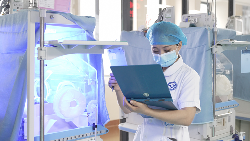 【5】蒙自市人民医院护士开展护理工作。云南省卫生健康委员会供图