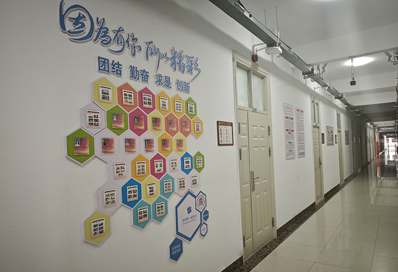 【2】墙上的装饰为宿舍营造温馨氛围。云南财经职业学院供图