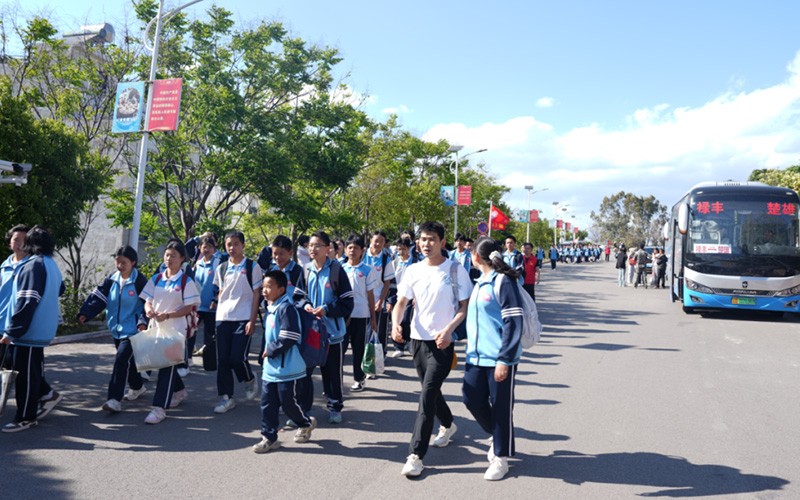 禄丰市龙源实验学校周五放学，学生准备登车回家。禄丰市融媒体中心供图