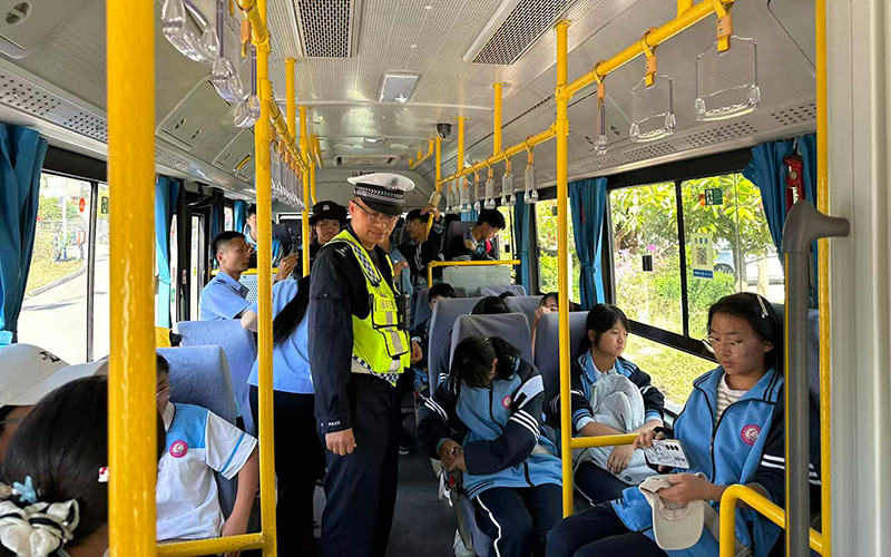 禄丰市公安局交通管理大队民警登车检查同学系安全带情况。禄丰市融媒体中心供图
