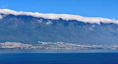 大理蒼山披“棉被” 洱海映晴空